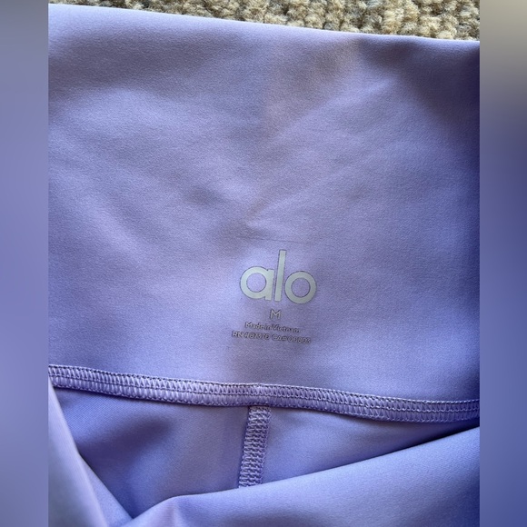 alo yoga 7/8 airlift legging | lavender cloud
 size medium - Picture 3 of 3